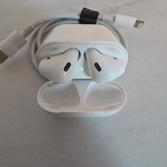 Apple AirPods 2nd Generation with Charging Case - White - Picture 2 of 11